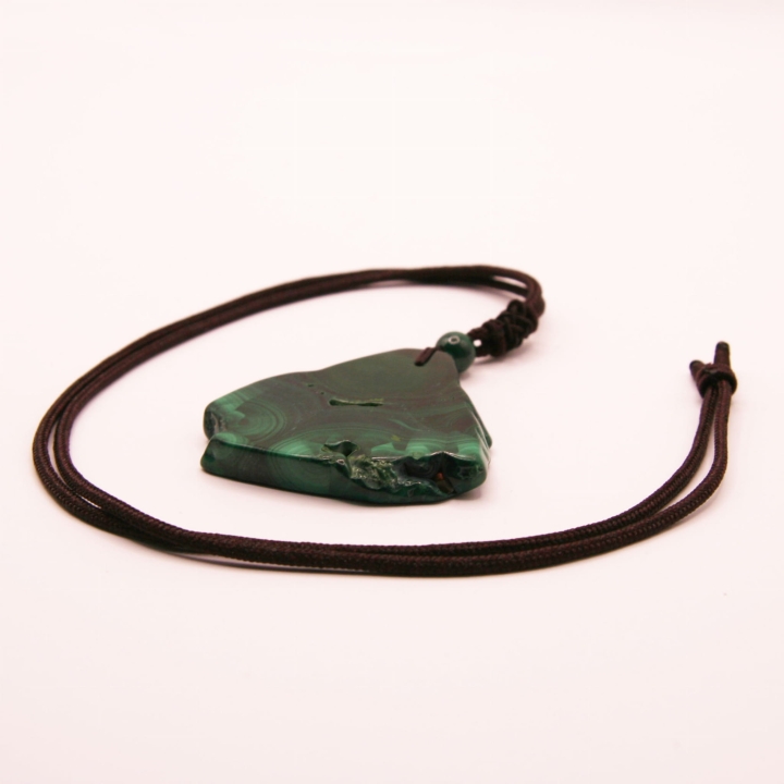Wisiorek z naturalnego kamienia - malachit (nieregularna płytka) na sznurku z koralikiem.