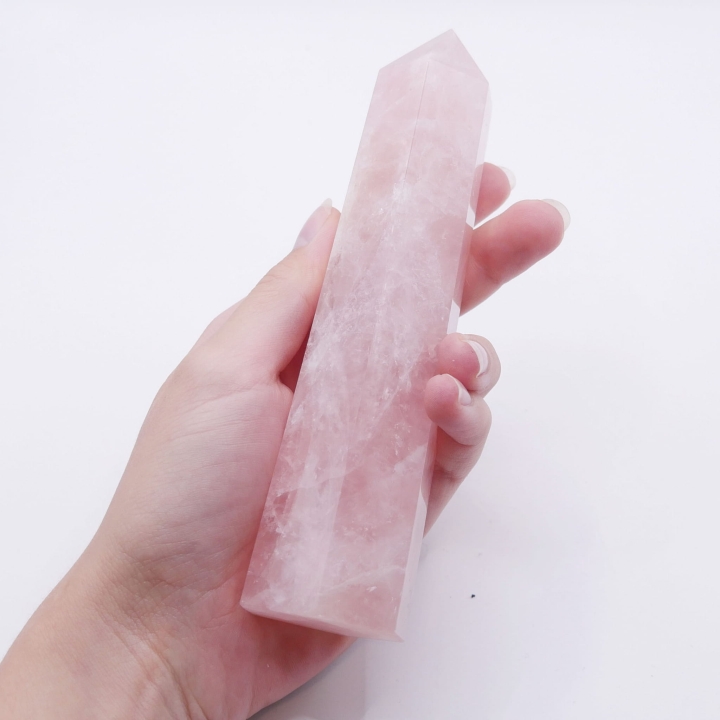 Wieża z naturalnego kwarcu różowego, ukazująca delikatne, pudrowo-różowe zabarwienie kamienia.