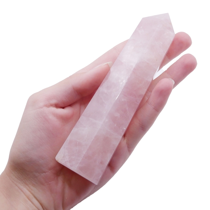 Unikatowy obelisk z kwarcu różowego o mlecznej przejrzystości i subtelnym połysku.
