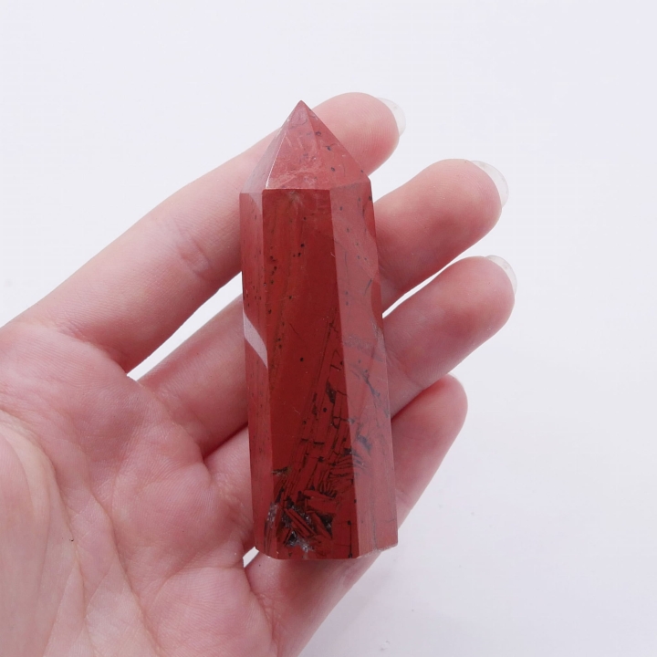 Polerowany obelisk wykonany z intensywnie czerwonego jaspisu.