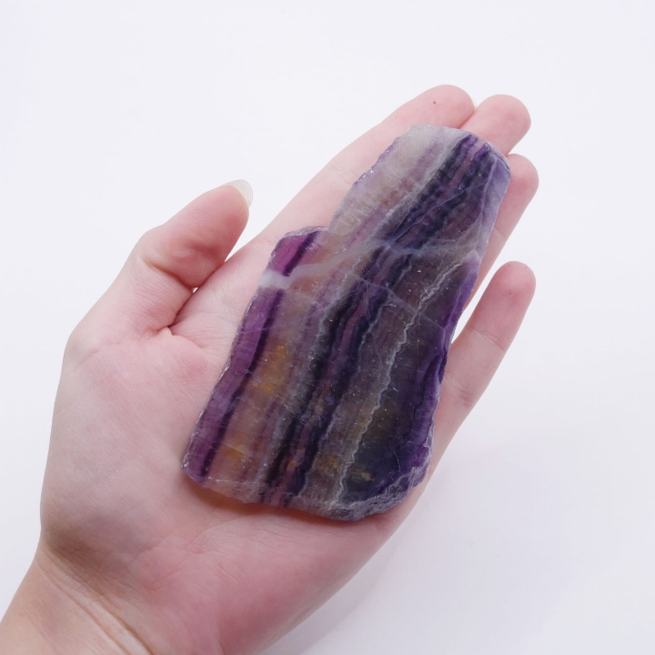 Widok z góry na polerowany plaster fluorytu, widoczny misterny, naturalny wzór kamienia.