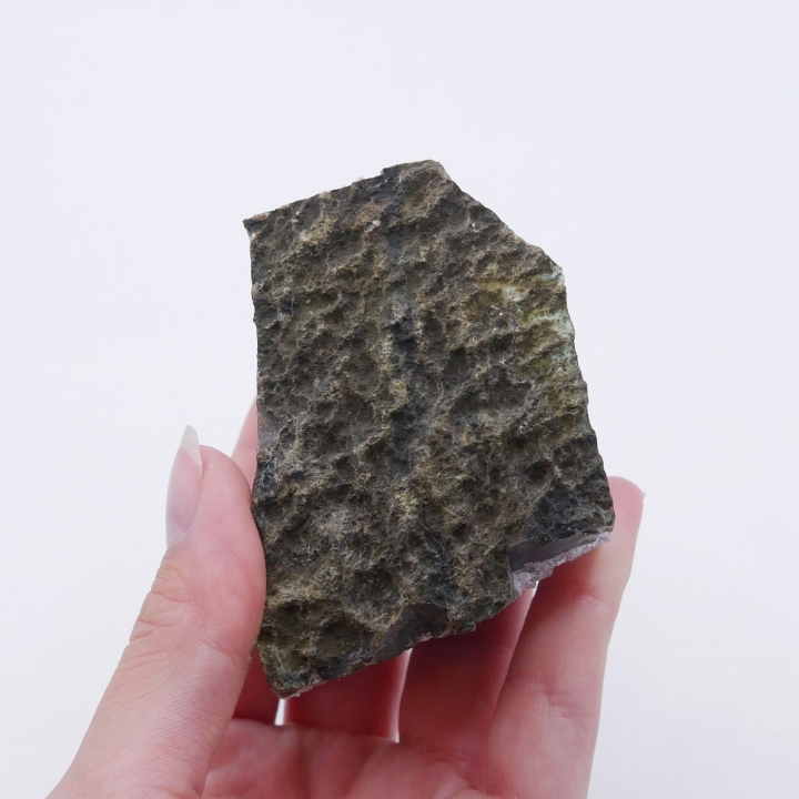 Ametyst w formie naturalnej szczotki – symbol harmonii i spokoju.