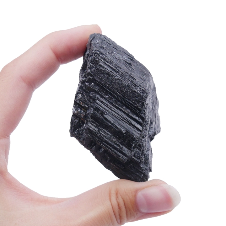 Nieregularny fragment czarnego turmalinu, ukazujący jego głęboką, matową czerń.