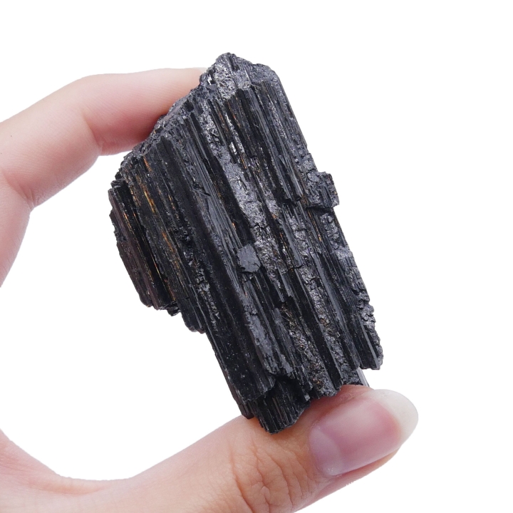Fragment kryształu czarnego turmalinu z widocznymi, naturalnymi ścianami.