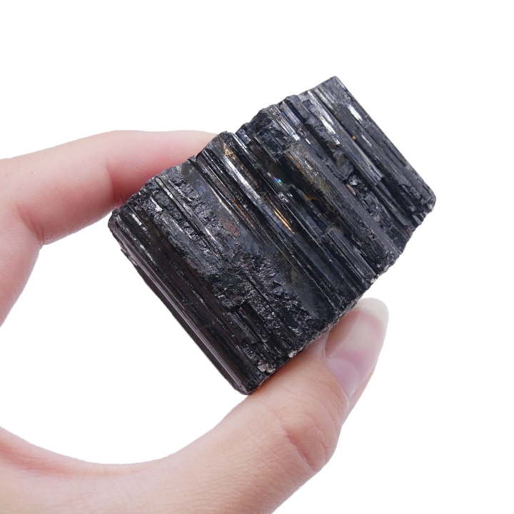 Czarny turmalin – przykład minerału w jego autentycznej, nieprzetworzonej formie.