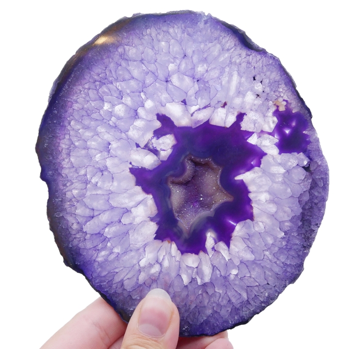 Gładki, polerowany plaster agatu o intensywnej fioletowej barwie.