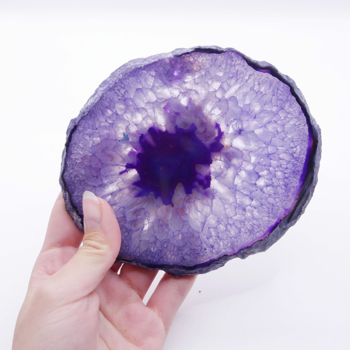 Fioletowy agat w formie dwustronnie polerowanego plastra ozdobnego.