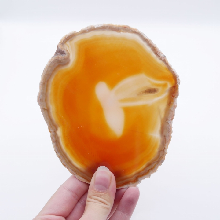 Przeświecający pomarańczowy plaster agatu, obie strony polerowane.