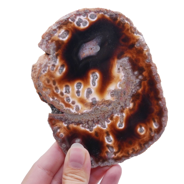 Czarny plaster naturalnego agatu o nieregularnym kształcie, polerowany na wysoki połysk.