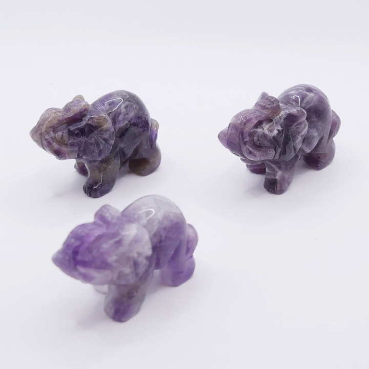 Ręcznie robione figurki słoni z ametystu - idealne dla kolekcjonerów i miłośników kamieni szlachetnych.