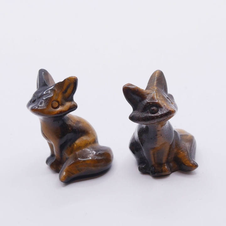 Mała figurka lisa z tygrysiego oka, ukazująca jego złocisto-brązowe pasma.