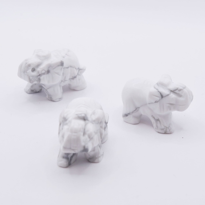 Zbliżenie na polerowaną powierzchnię figurki słonia z howlitu, widoczny 'marmurkowy' wzór.