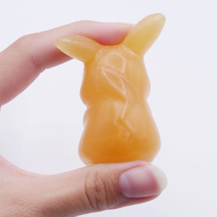 Urocza, ręcznie rzeźbiona figurka Pikachu jako unikalny przedmiot kolekcjonerski.