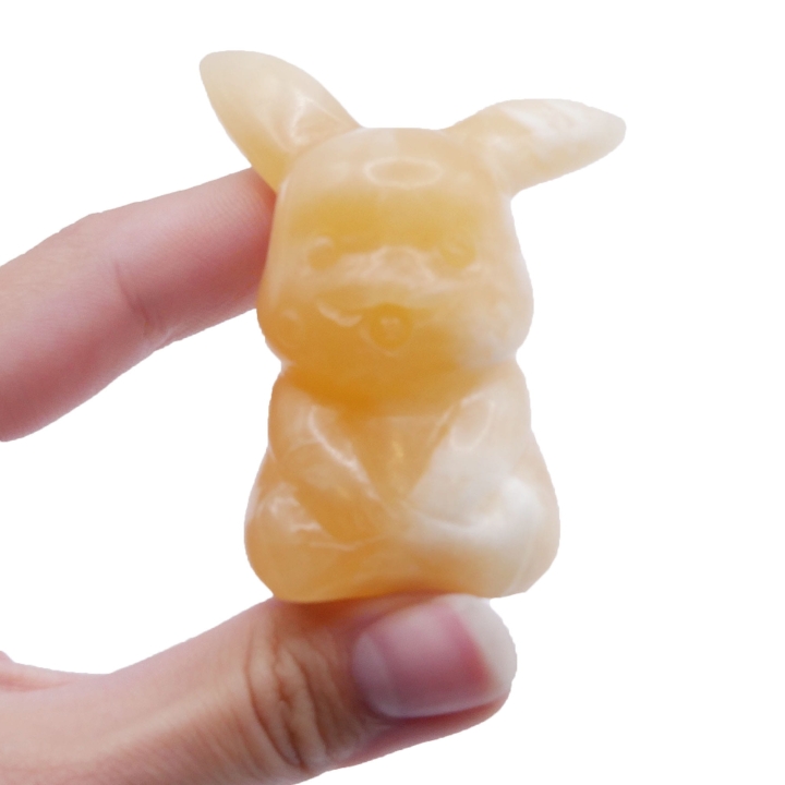 Polerowana figurka Pikachu, ukazująca przejście od pomarańczowej do białej barwy na kamieniu.