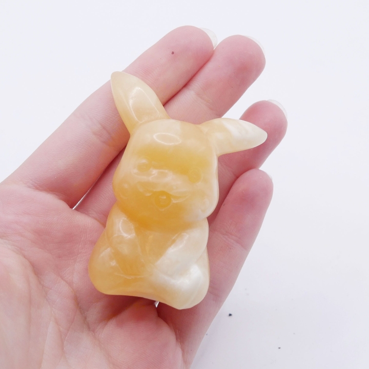 Unikatowa, ręcznie rzeźbiona figurka Pikachu z dwukolorowego kalcytu.