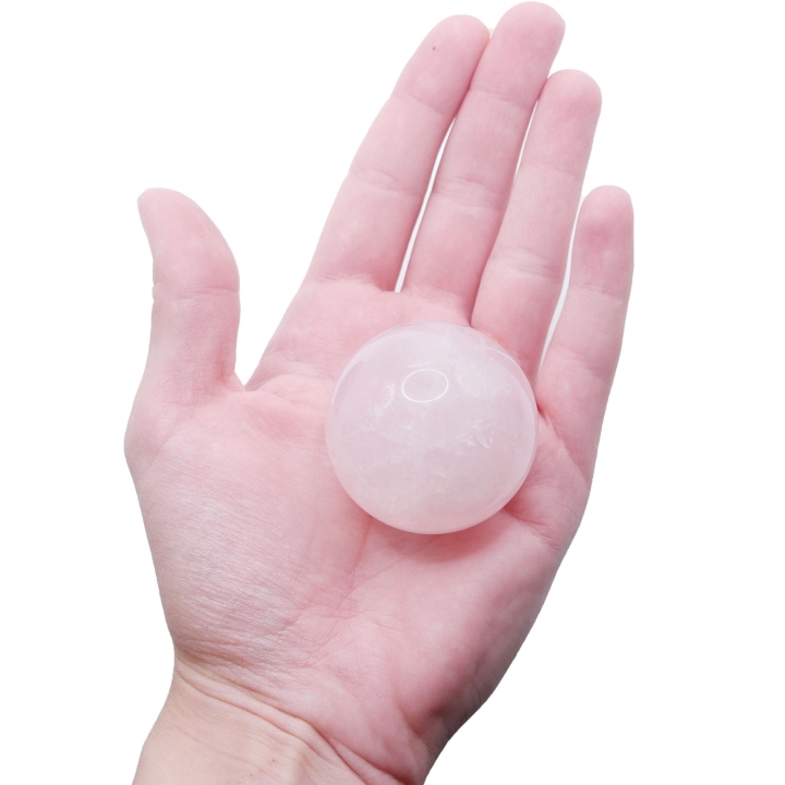 Kryształowa kula z polerowanego kwarcu różowego o średnicy 40 mm.