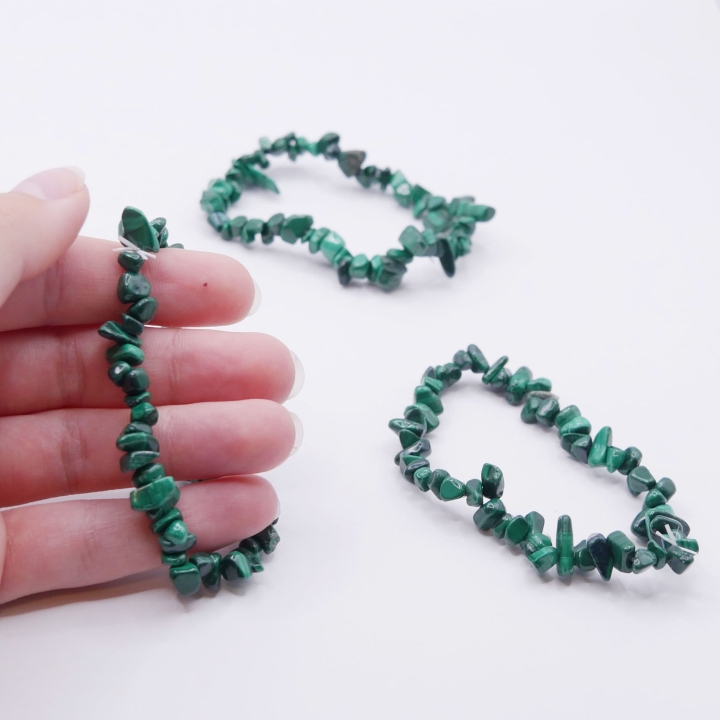 Naturalna biżuteria z kamieni – bransoletka z malachitu na gumce.