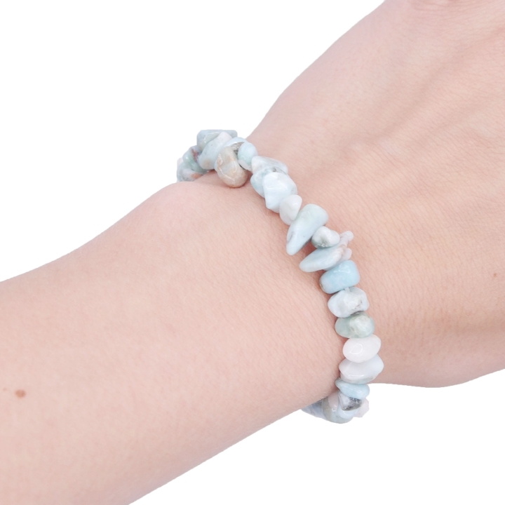 Elastyczna bransoletka z nieregularnych kawałków (sieczki) zielono-niebieskiego amazonitu na białym tle.