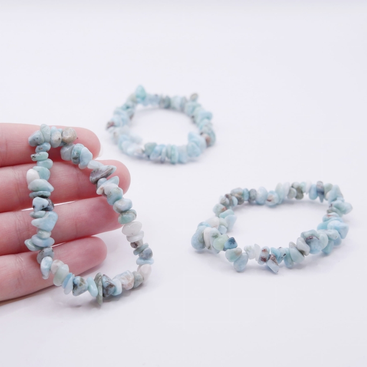 Zbliżenie na drobne, polerowane kamienie amazonitu, ukazujące ich pastelowe odcienie.