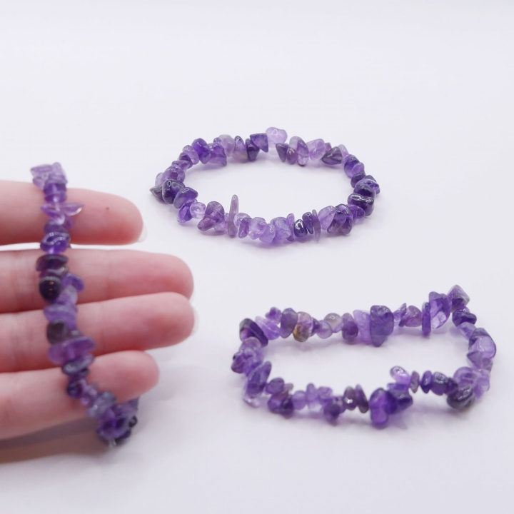 Naturalna biżuteria z kamieni – bransoletka z fioletowego ametystu na gumce.