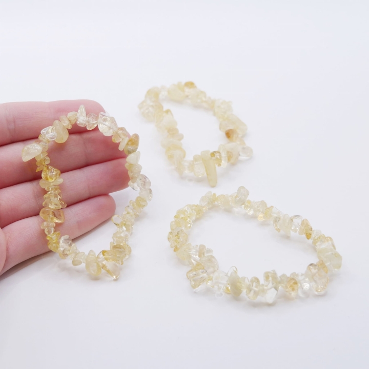 Zbliżenie na drobne, polerowane kamienie cytrynu w bransoletce, ukazujące ich słoneczne odcienie.