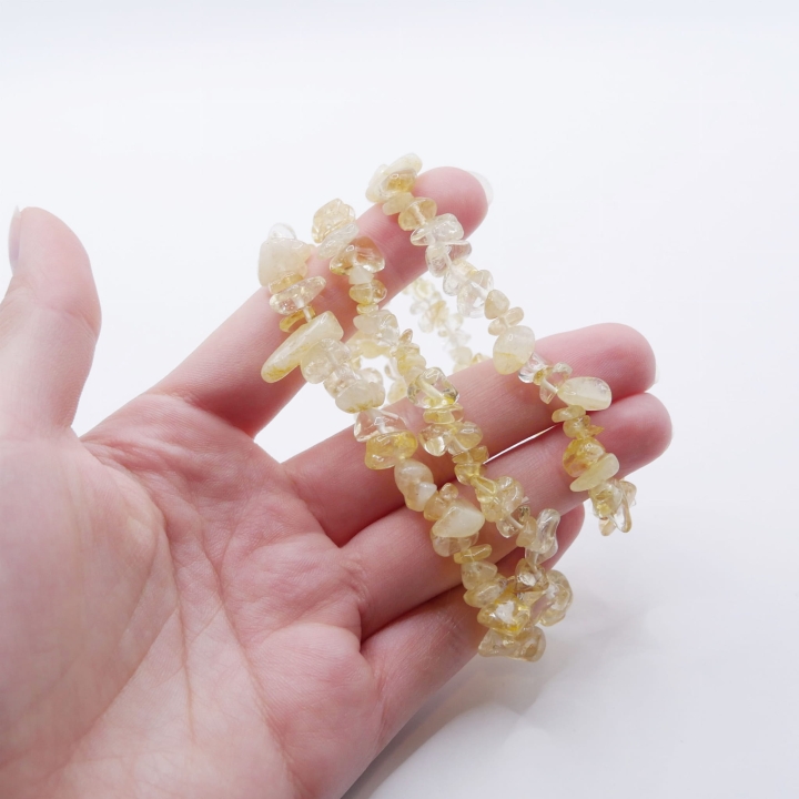 Naturalna biżuteria z kamieni – bransoletka z jasnożółtego cytrynu na gumce.