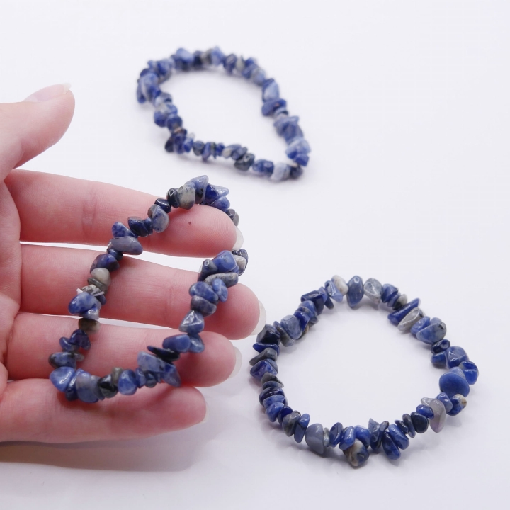 Naturalna biżuteria z kamieni – bransoletka z niebiesko-białego sodalitu na gumce.