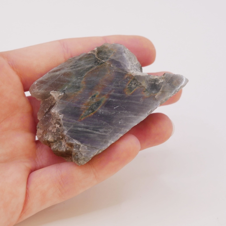 Labradoryt surowy, cięty i polerowany – minerał z tajemniczym efektem świetlnym