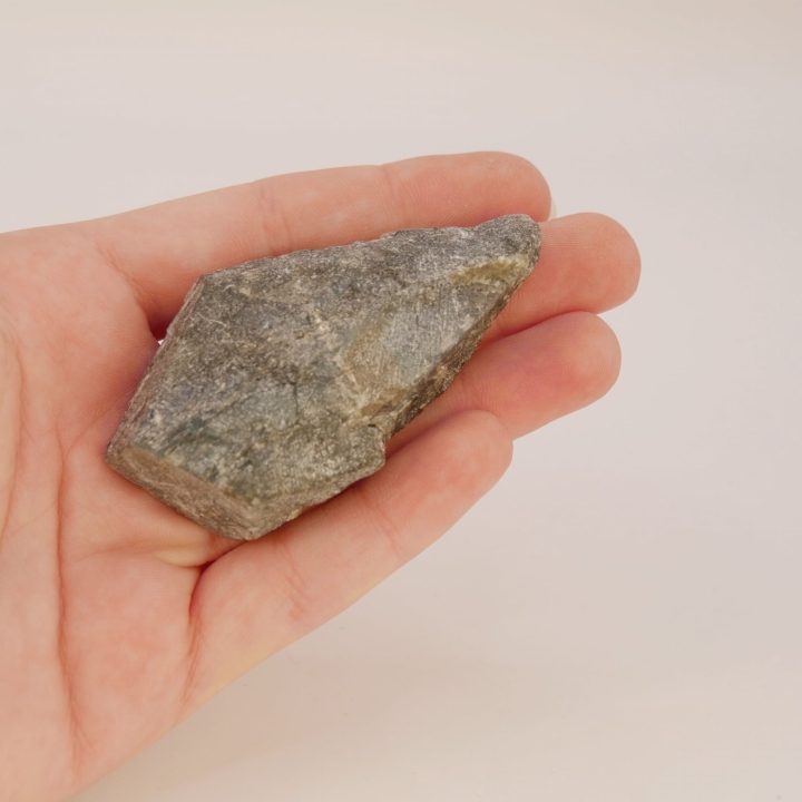 Naturalny labradoryt z jednostronnym polerem jako unikatowy element dekoracyjny.