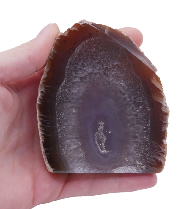 Surowa bryłka brązowego agatu z jedną polerowaną ścianą i płaską podstawą na białym tle.