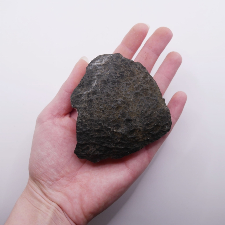 Szczotka ametystowa, idealna do oczyszczania energetycznego przestrzeni lub innych kamieni.