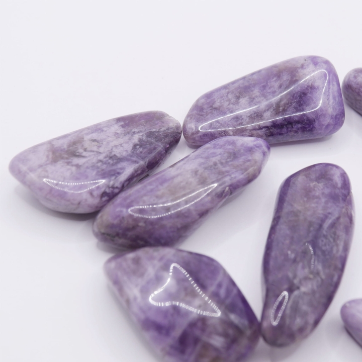 Fioletowy kamień o obłym kształcie, idealny do medytacji i dekoracji.
