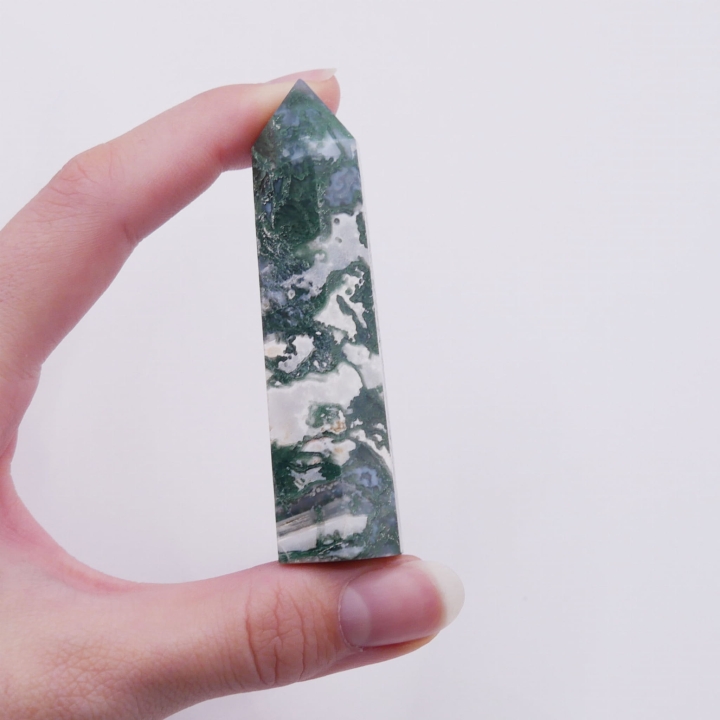 Wieża z naturalnego kamienia ukazująca wewnętrzne, mchowe wzory agatu.