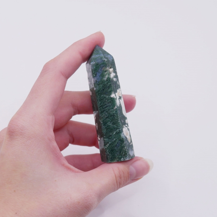 Elegancki szpic z agatu mszystego jako unikalna dekoracja o motywie roślinnym.