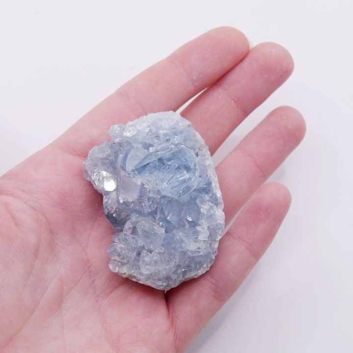 Naturalna dekoracja z celestynu – eteryczny klaster kryształów.