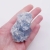 Kryształ celestynu sfotografowany z bliska, ukazujący jego eteryczny kolor i delikatną budowę geologiczną.