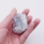 Kryształ celestynu sfotografowany z bliska, ukazujący eteryczny kolor i budowę geologiczną.