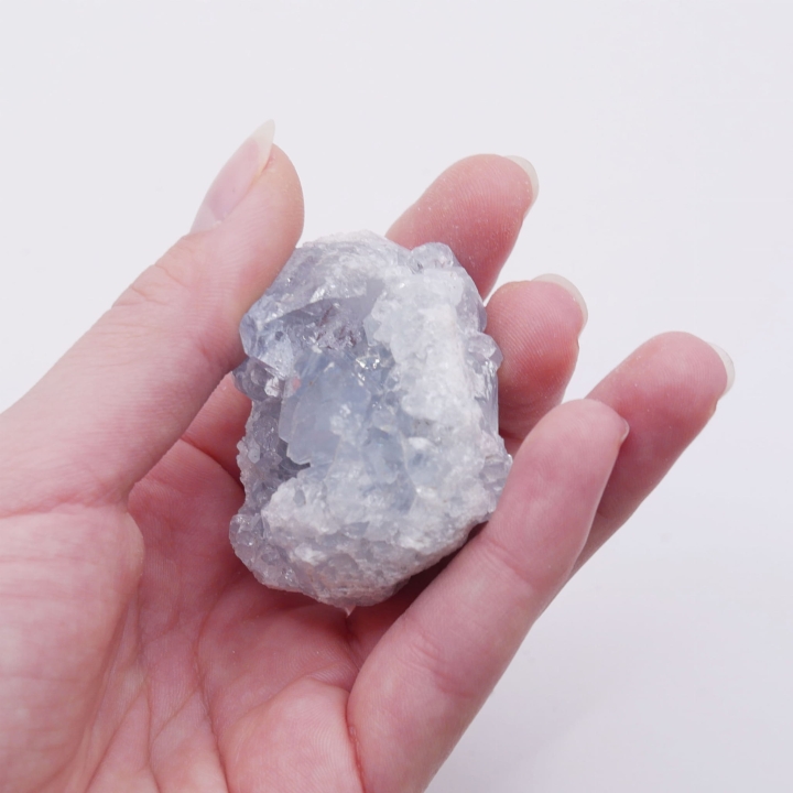Kryształ celestynu sfotografowany z bliska, ukazujący eteryczny kolor i budowę geologiczną.