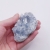 Zbliżenie na gęste skupisko przezroczystych kryształów celestynu z naturalnym połyskiem.