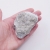 Minerał celestyn – skupisko przezroczystych kryształów osadzonych na skale.