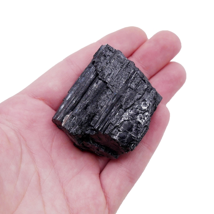 Surowy czarny turmalin - naturalnie uformowana bryłka kamienia.