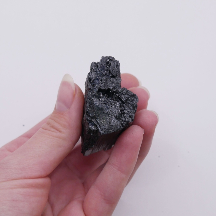 Bryłka surowego szerlu - autentyczny czarny minerał.