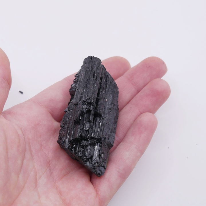 Nieregularny fragment czarnego turmalinu, ukazujący jego głęboką, matową czerń.