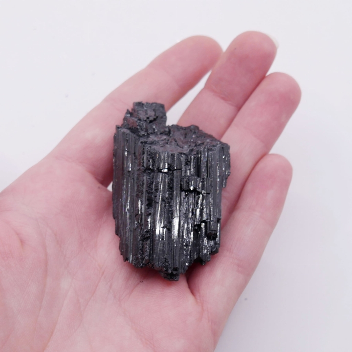 Czarny minerał w stanie surowym – turmalin jako okaz geologiczny.