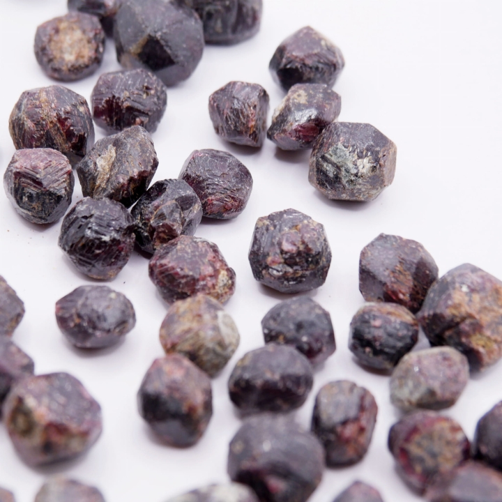 Zbliżenie na nieregularną strukturę i szklisty połysk naturalnego granatu.