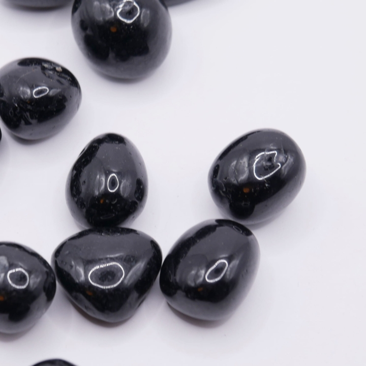 Zbliżenie na fakturę polerowanego turmalinu, widoczne naturalne cechy minerału.