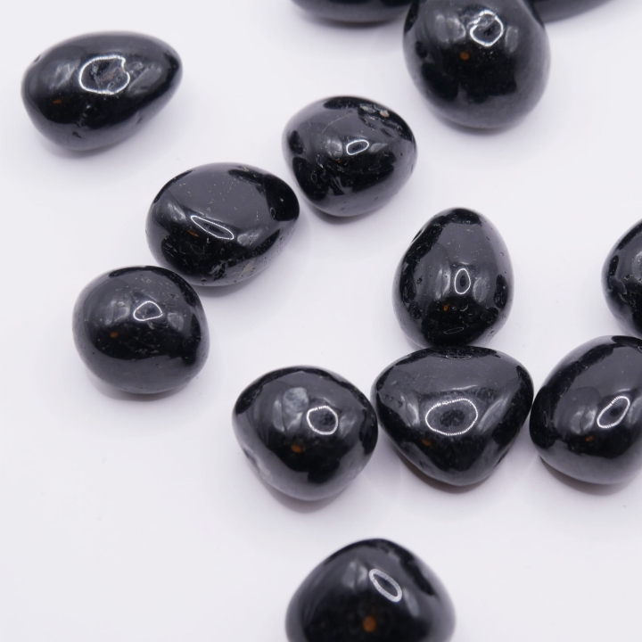 Czarny kamień ochronny o gładkim wykończeniu – turmalin bębnowany.