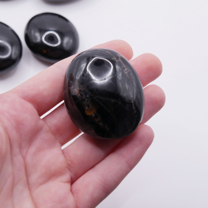 Czarny kamień palmowy (palm stone) z turmalinu – elegancka ochrona energetyczna.