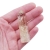 Polerowany obelisk z jasnego cytrynu o ostrym szczycie na białym tle.