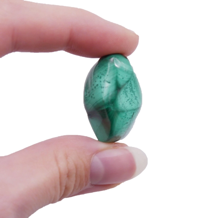 Polerowany malachit – kamień otoczak o gładkiej powierzchni